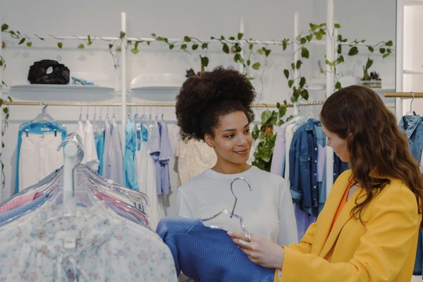 Révolution Stylistique : L'Éveil de l'Émancipation Féminine à Travers la Mode Locale